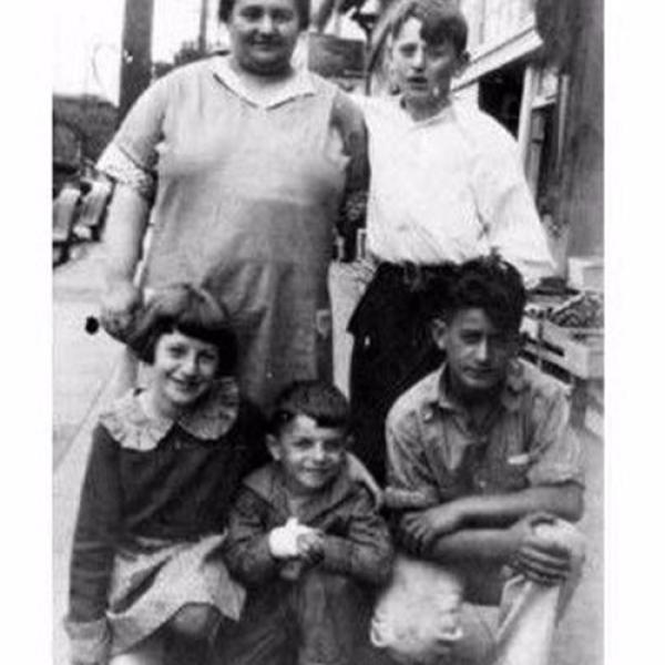 The Brenner family in the 1930s. Bessie and Charlie in back with children Yetta, Joe, and David in the front row
