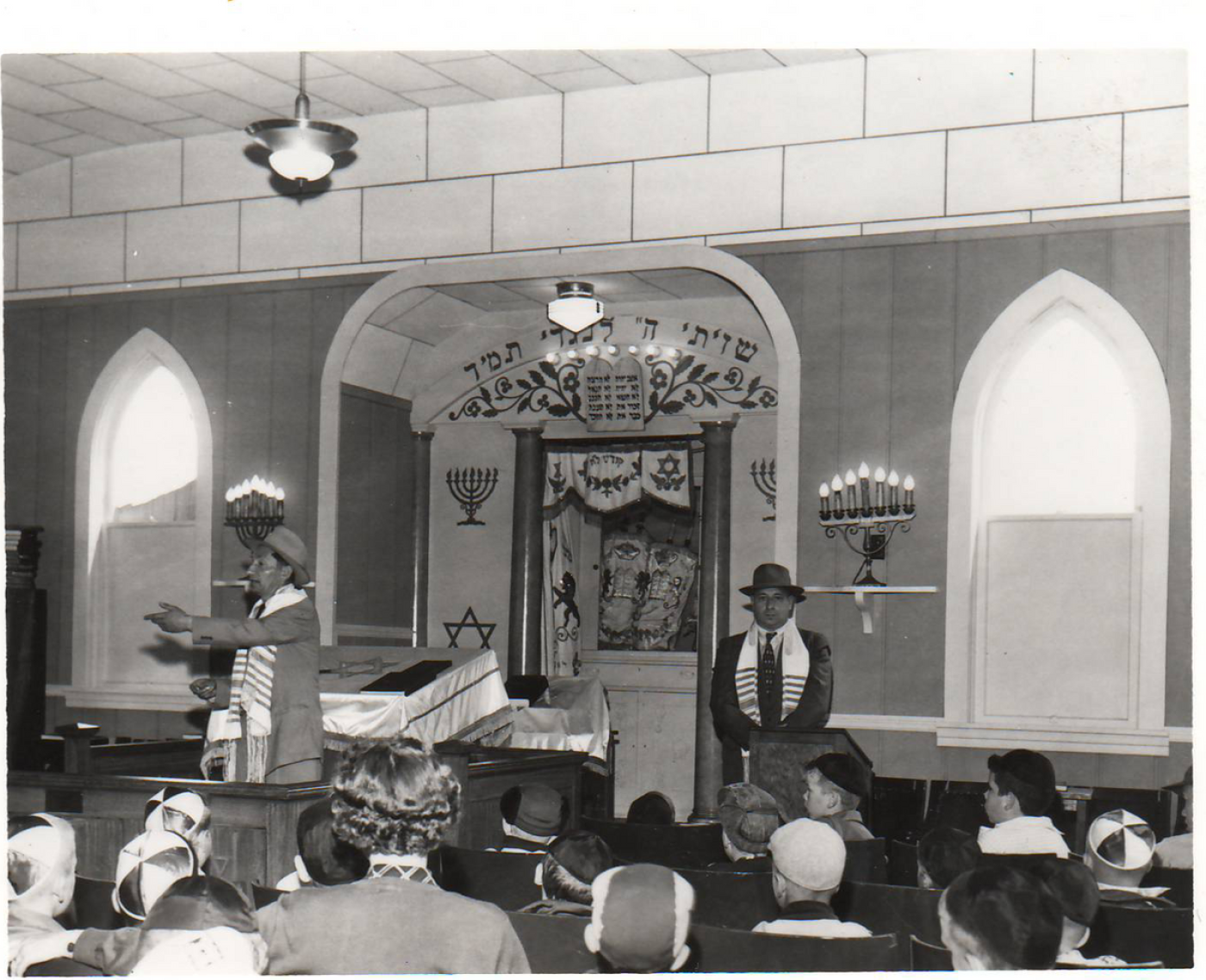 Billy giving speech at old synagoguege when still orthodox.png