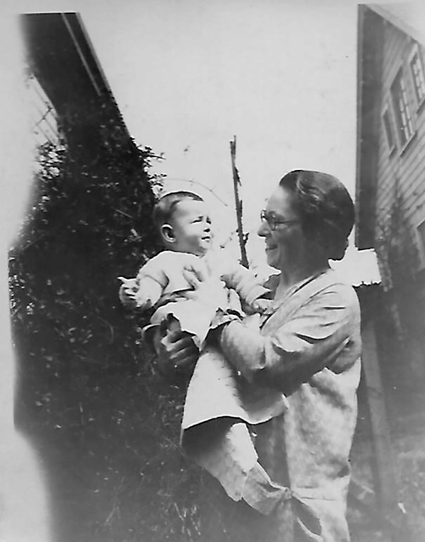 A very young Joe Greengard held by his mother, Bernice Greengard.