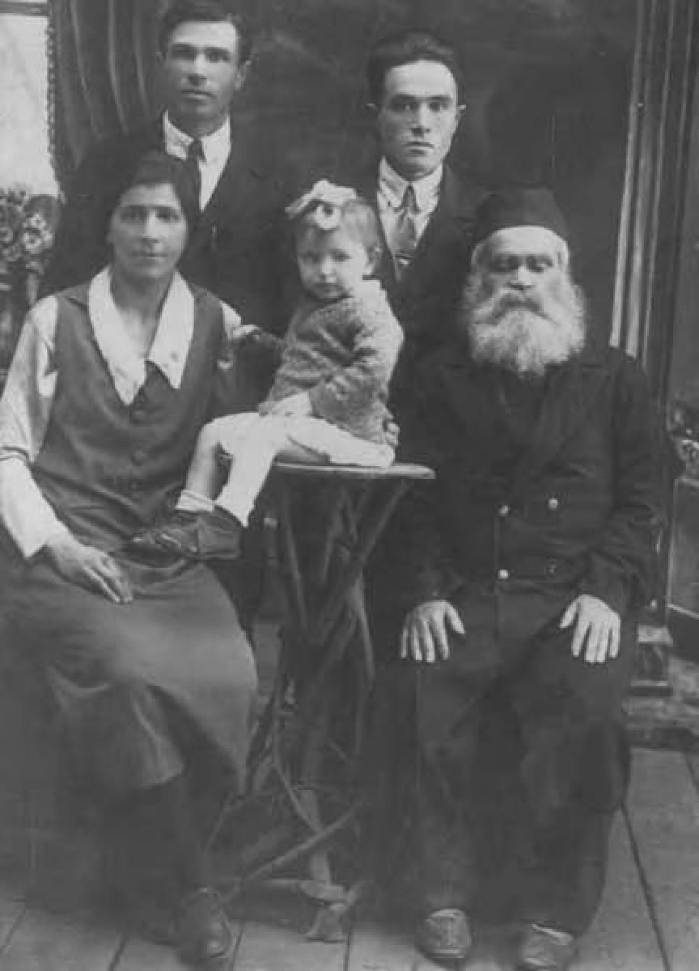Abraham Isaac (Avram Itzchak) Steinberg family, Steinberg Family, approximately 1913