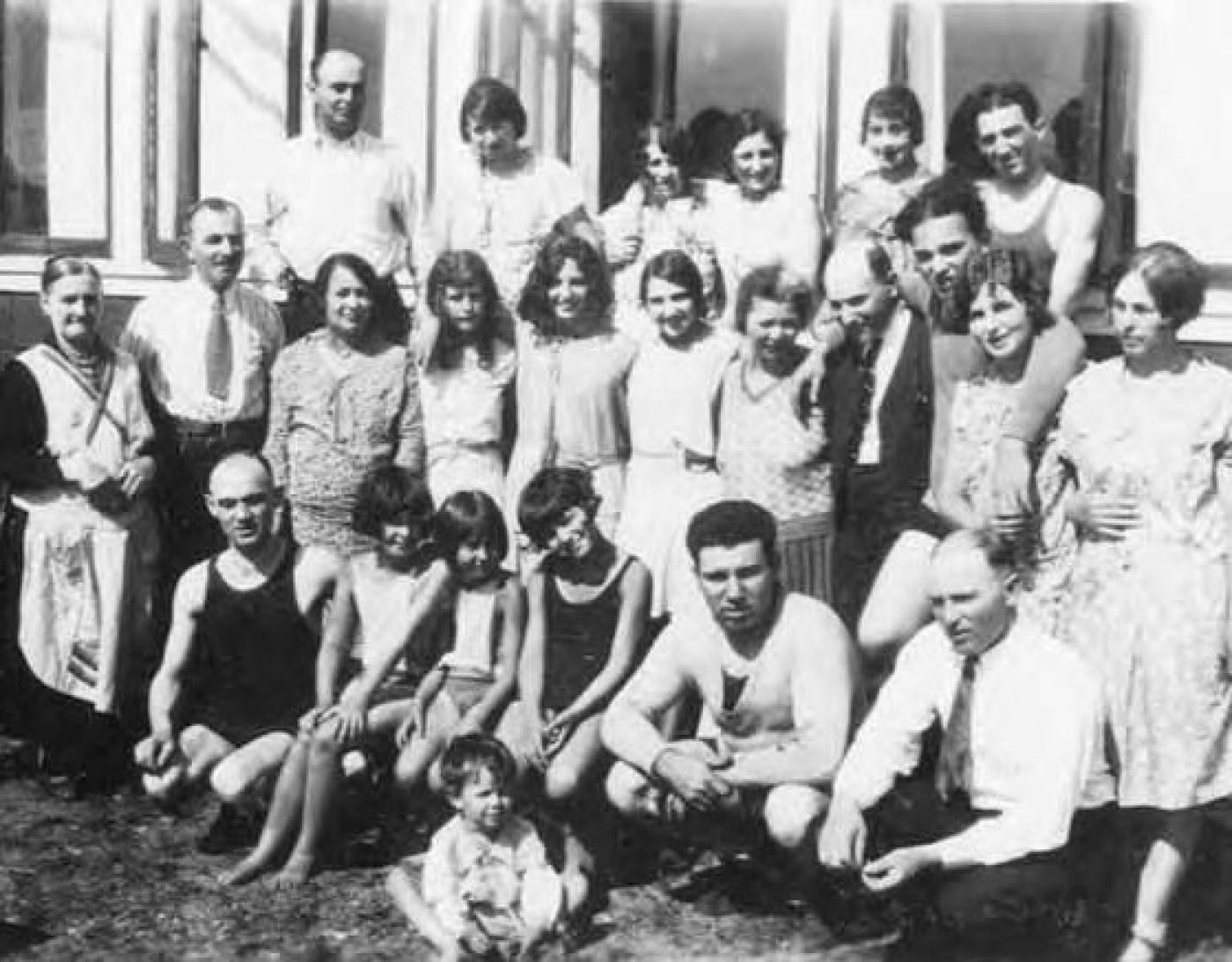 Deutsch and Friedman family gathering at Des Moines Park, Alki Beach, Seattle, between 1927 and 1929