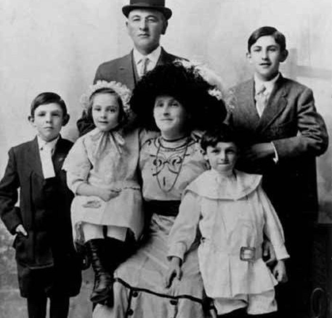 Prominent hay merchant Henry Kleinberg with his wife and four children, Ellensburg, approximately 1911-1912