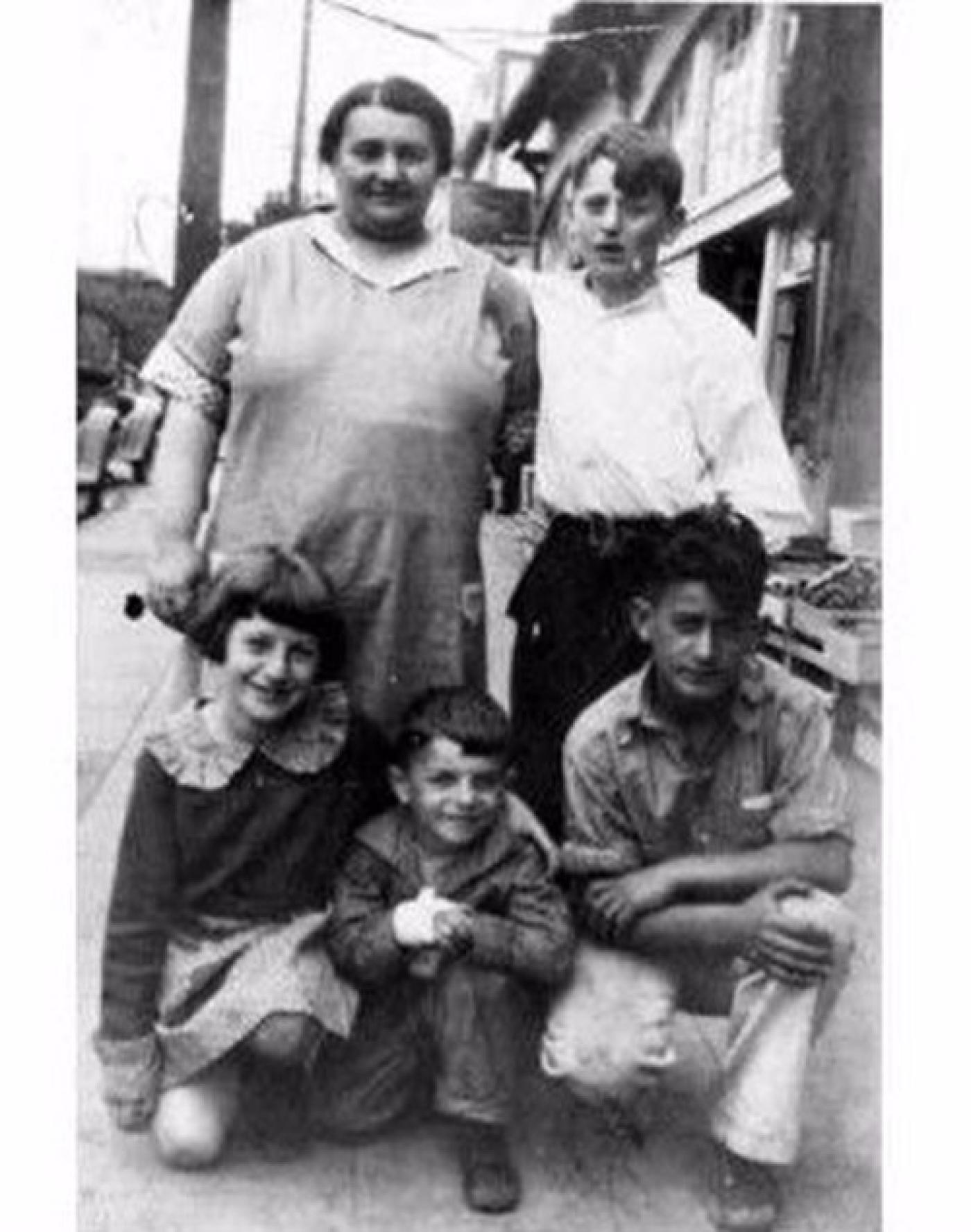The Brenner family in the 1930s. Bessie and Charlie in back with children Yetta, Joe, and David in the front row