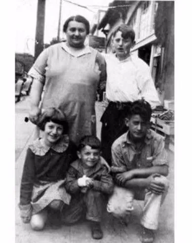 The Brenner family in the 1930s. Bessie and Charlie in back with children Yetta, Joe, and David in the front row